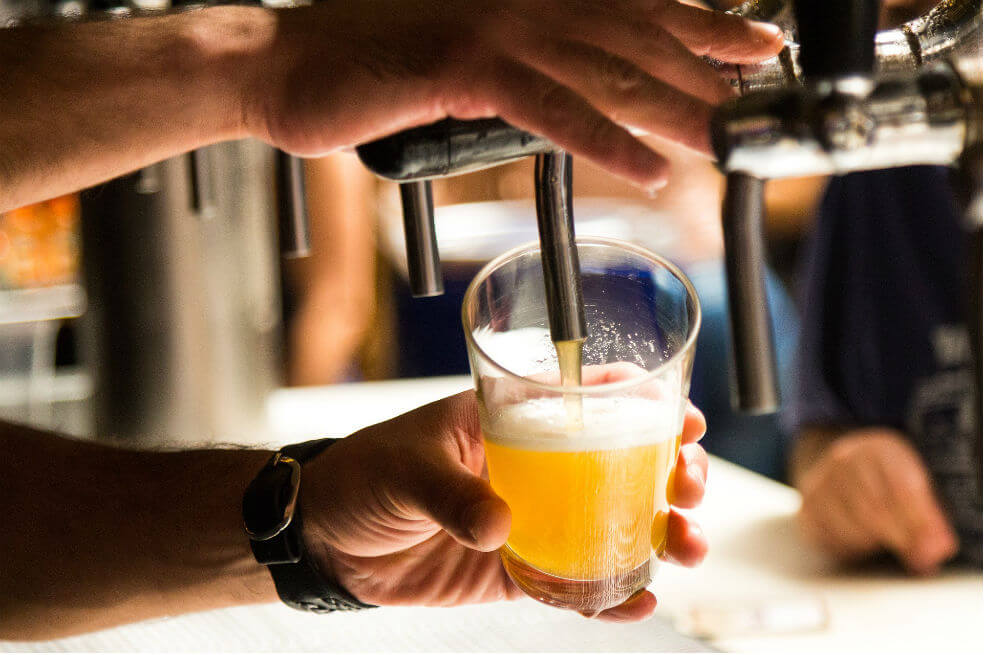 Ordenan no servir alcohol en los bares debido al aumento de los casos de coronavirus