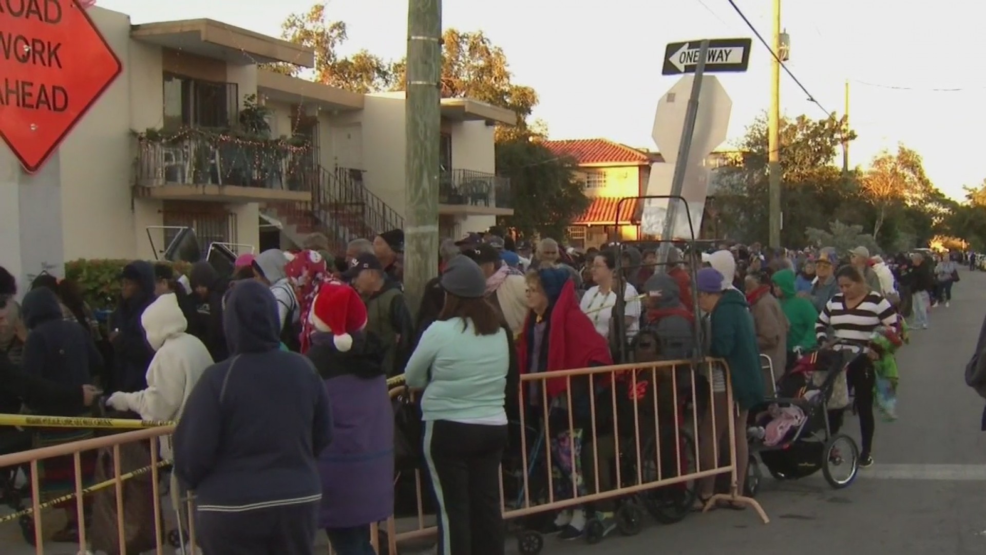 Miles de personas madrugaron a las afueras de CAMACOL para el sorteo anual de canastas de alimentos
