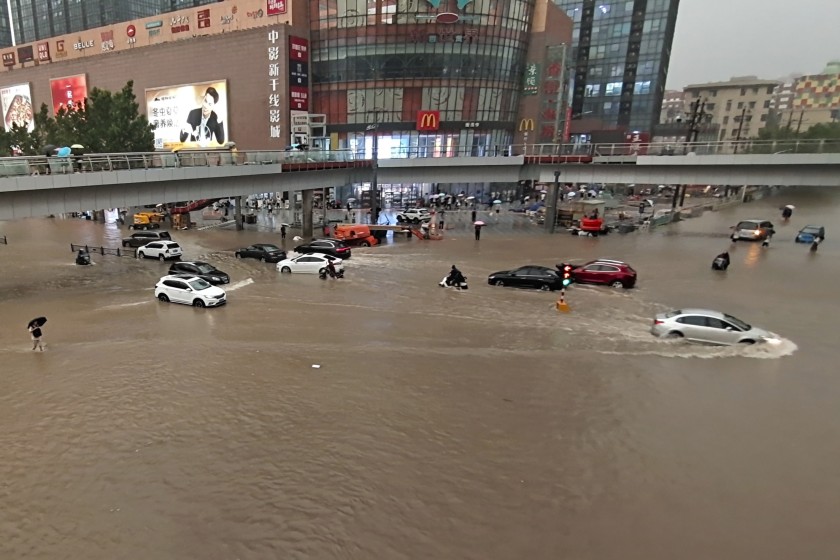 China | 12 personas fallecieron tras quedar atrapadas en vagón de metro por inundaciones