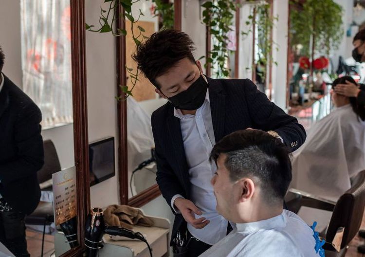 ¿Aunque no lo crea? Estilistas chinos cortan cabello a distancia por coronavirus (Video)