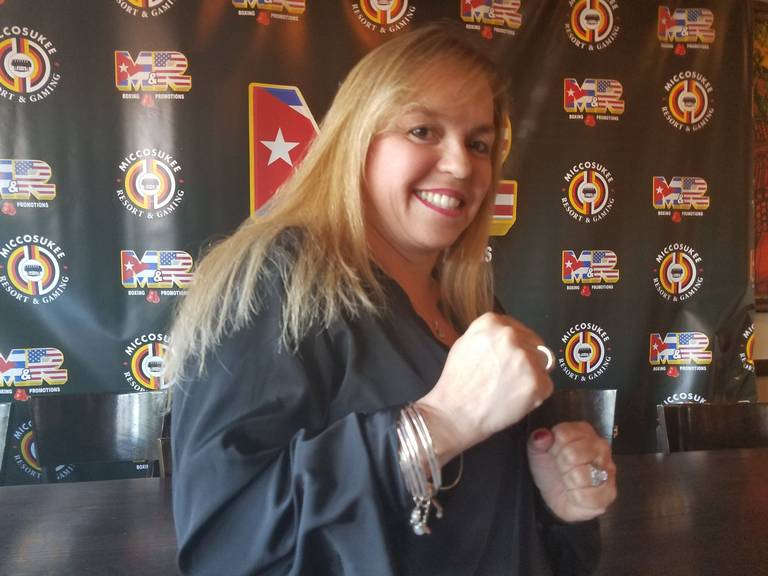 Promotora se abre paso en el difícil mundo del boxeo en Miami