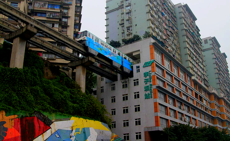 La ciudad que reta la lógica: Desde un tren que cruza edificios hasta plazas aéreas