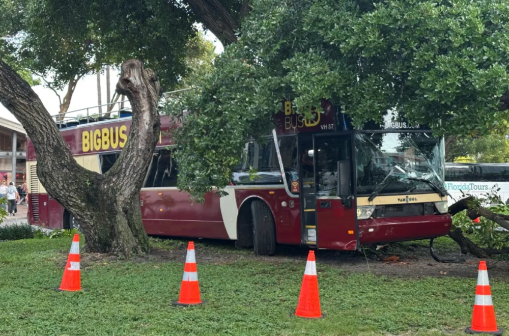 Tres heridos tras choque de autobús turístico frente a Bayside Marketplace