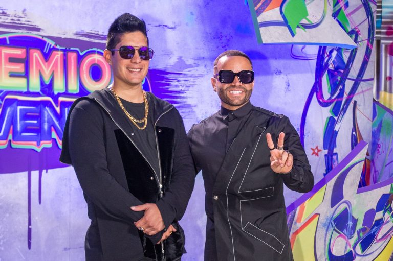 ¡Emotivo! Chyno y Nacho se reúnen en los Premios Juventud (Video)