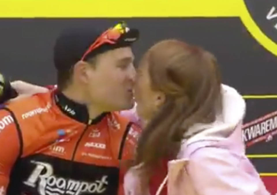 Periodista besó accidentalmente los labios de un ciclista en plena entrevista (+Video)