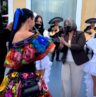 Alcaldesa de Miami-Dade Daniella Levine Cava se suma a la celebración del Cinco de Mayo