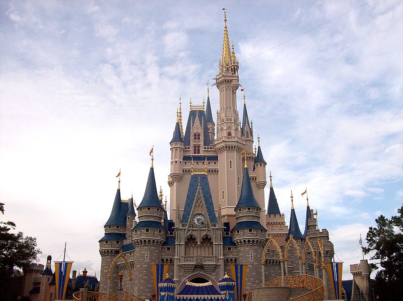 Arrestan a hombre en Florida tras encontrarle un arma en su bolso durante su visita a Disney World