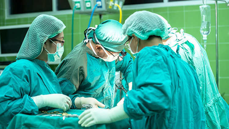 ¡Pobre! Cirujanos se confundieron de paciente y le extirpan un órgano sano a otra persona