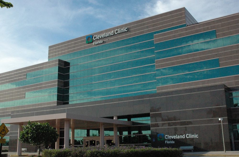 Asistente médico arrestado por grabar a pacientes del Cleveland Clinic en el baño