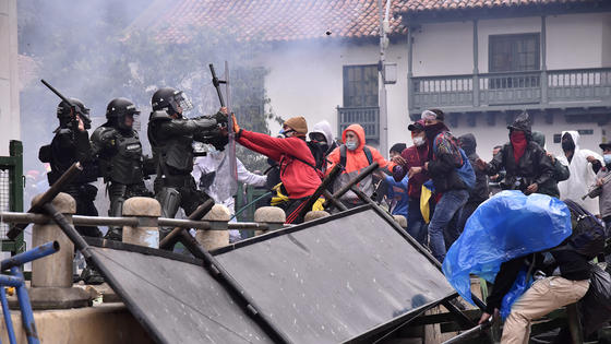 ¡Colombia en llamas! 25 muertos y más de 800 heridos por protestas contra reforma tributaria