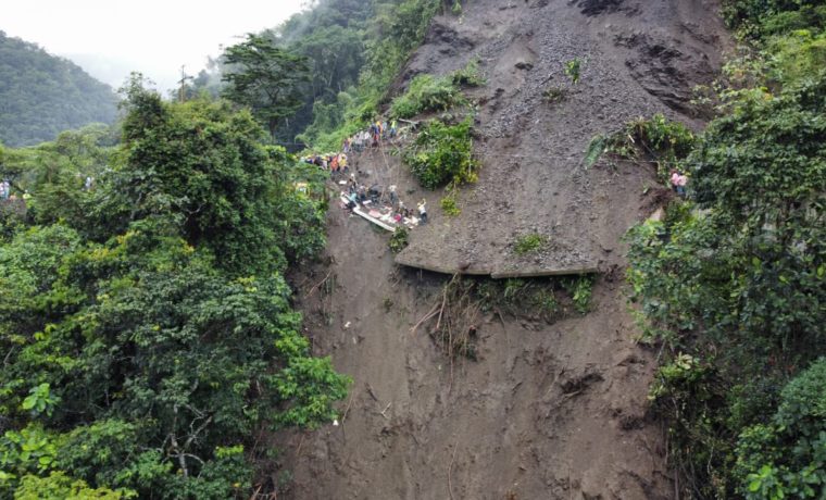 Tragedia en Colombia: Avalancha de tierra sepultó carretera y dejó numerosos fallecidos