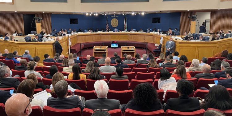 Comisionados de Miami-Dade exigen aumento 'sustancial' de salario