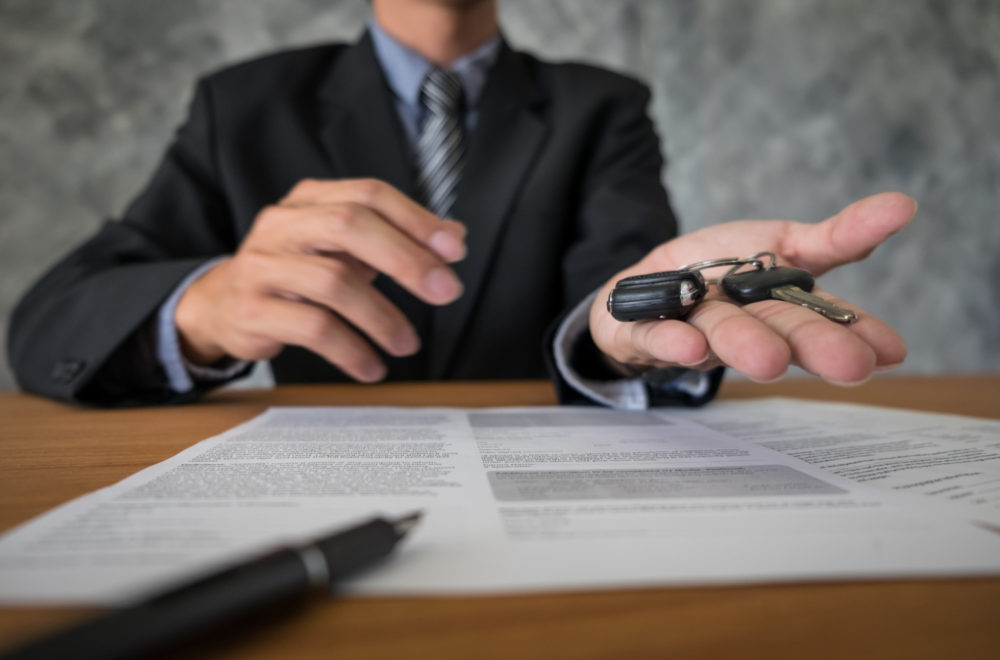 Quiero un auto nuevo, ¿lo compro o hago leasing?