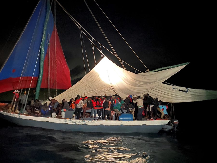 Más de 100 inmigrantes haitianos en barco volcado en Ocean Reef Club
