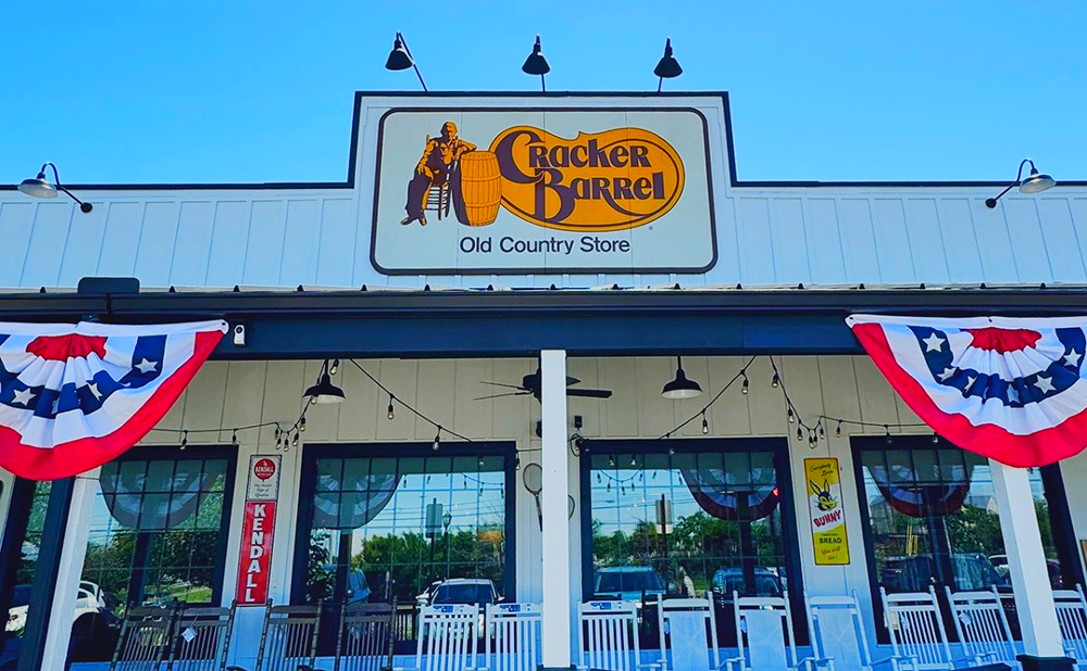 Acciones de Cracker Barrel se desploman tras revelación de nuevo logo