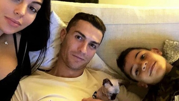 Cristiano Ronaldo viajó de emergencia a España