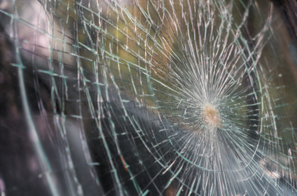 ¿Cubre mi seguro la rotura de cristal del auto?