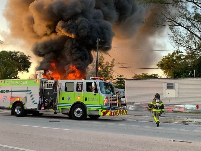 Cruz Roja ayudó a extinguir incendio en una casa móvil al noroeste de Miami-Dade