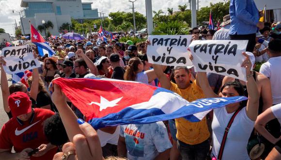 El gobierno reprime las protestas de los cubanos con bates de béisbol y cortes de Internet
