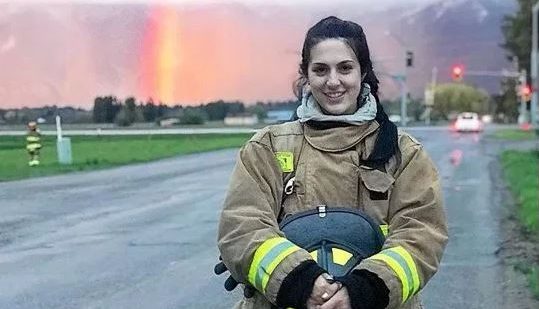 ¡Poder femenino! Sensual mujer del Departamento de Bomberos salvó a sus compañeros en un incendio (+Fotos)