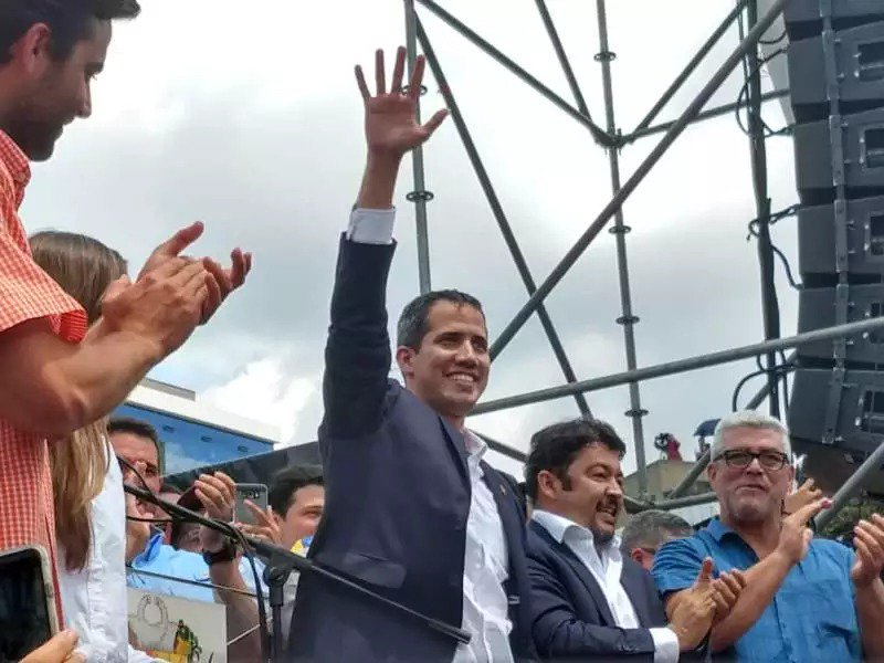 Juan Guaidó fue recibido por una multitudinaria movilización y pidió a la Fuerza Armada “detener a los colectivos armados”