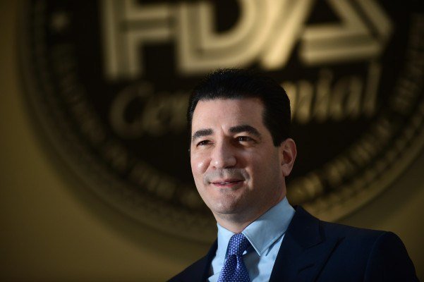 Renunció Scott Gottlieb director de la agencia federal de alimentos y fármacos de EE UU