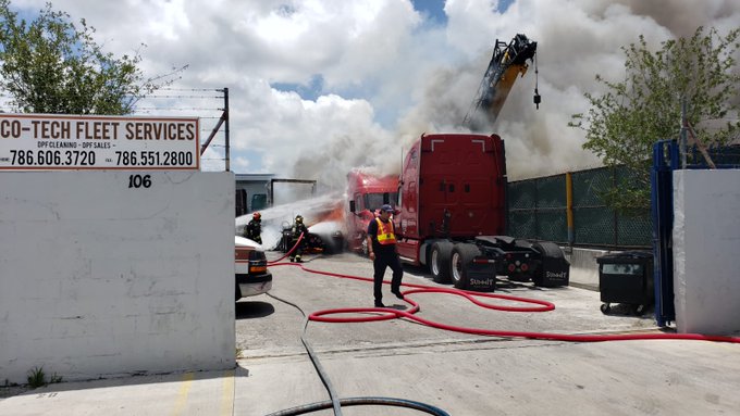 Reportan incendio de cinco camiones en Hialeah