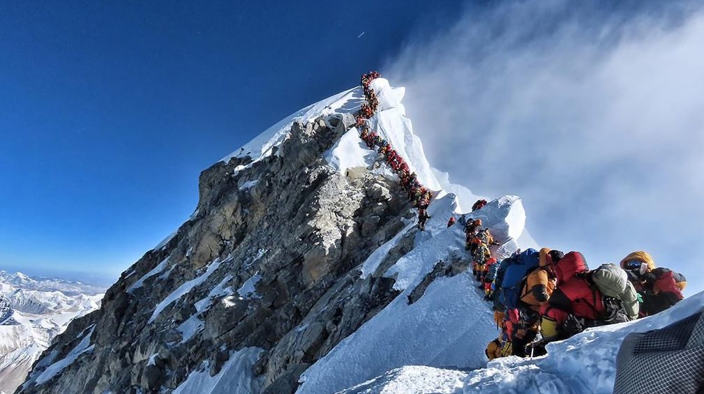 Récord mortal: cinco fallecidos tras un atasco de alpinistas que escalaban al Everest