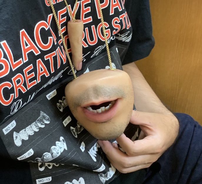 ¡Qué miedo! Mire la nueva moda: un monedero con forma de cara humana