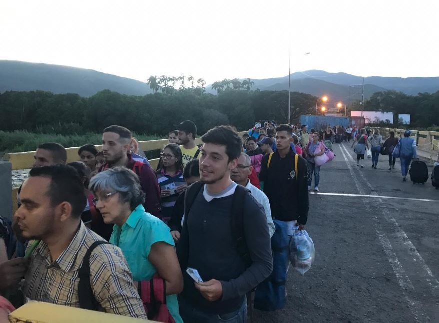Régimen de Maduro ordenó reabrir pasos fronterizos con Colombia