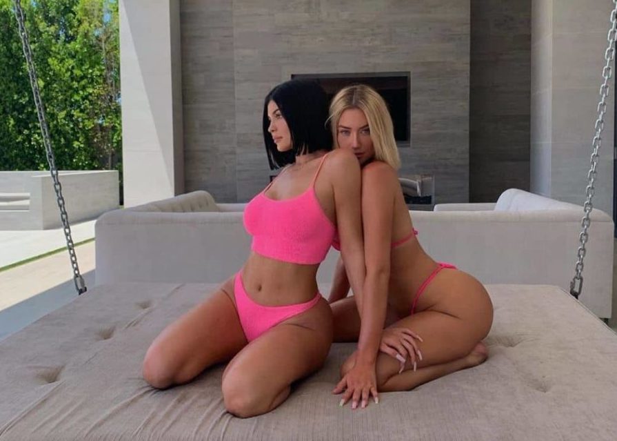 El sensual beso de Kylie Jenner y Anatasia Karanikolaou que desató las redes (+Fotos)