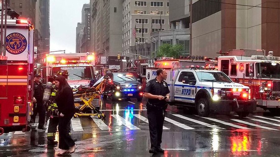 Al menos un muerto luego de que un helicóptero impactó contra un edificio en Nueva York