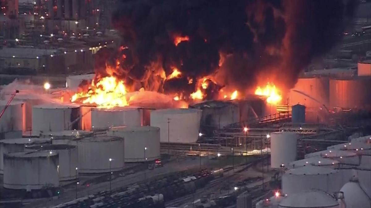 Ocho tanques involucrados en incendio de planta petroquímica en Texas