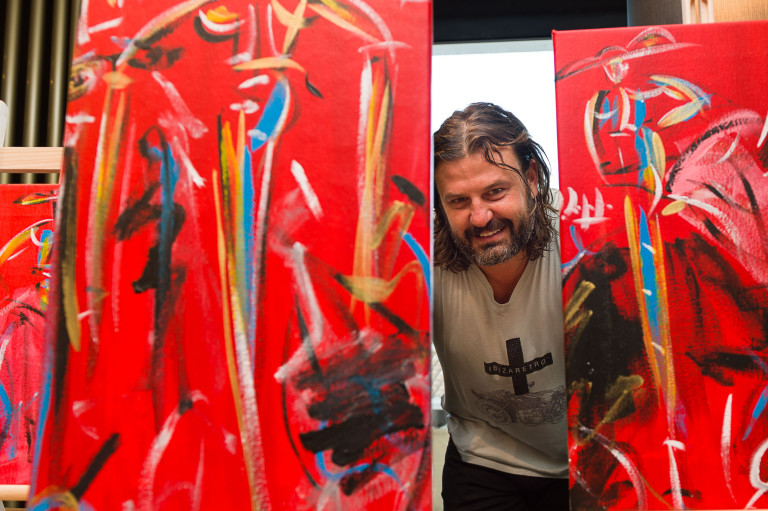 Domingo Zapata recibe caviar como pago parcial por sus pinturas