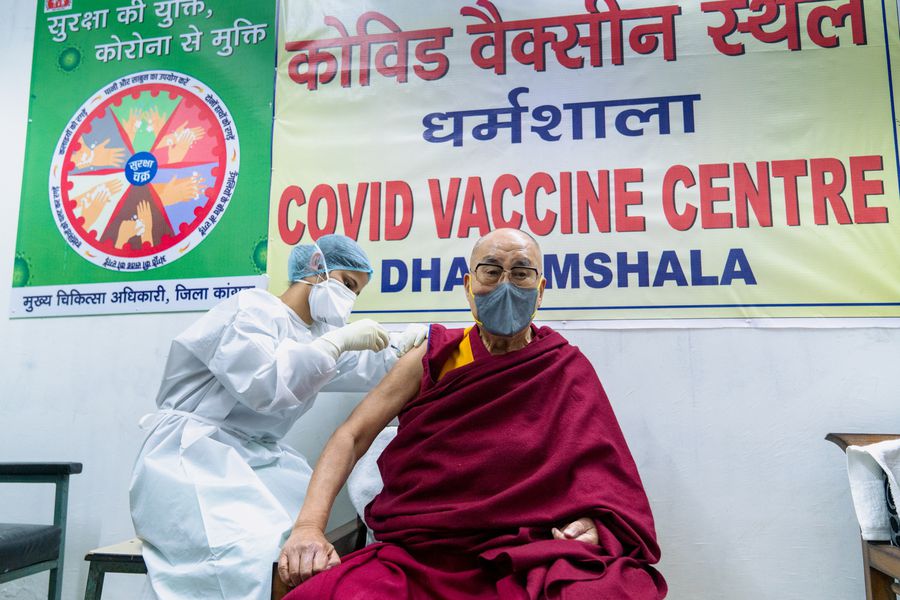 Dalai Lama se vacuna contra el coronavirus (Video)