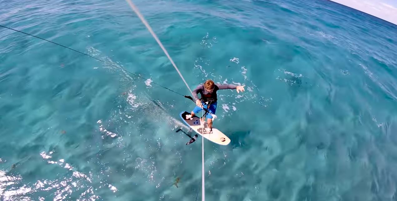 Campeón mundial de kitesurf salió ileso tras navegar entre tiburones en Palm Beach (Video)