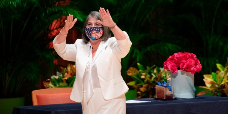 Alcaldesa de Miami-Dade deja la cuarentena tras dos pruebas negativas