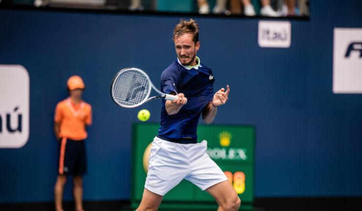 Medvedev le huye al número 1 del mundo en el Miami Open