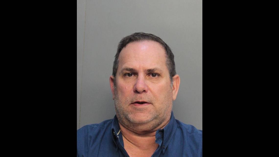 Policía fue arrestado por extorsión y sobornos en estacionamiento en Miami Beach