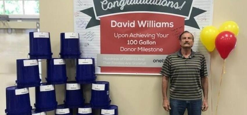Buen samaritano: hombre de Miami regala 100 galones de su sangre en 22 años de donaciones