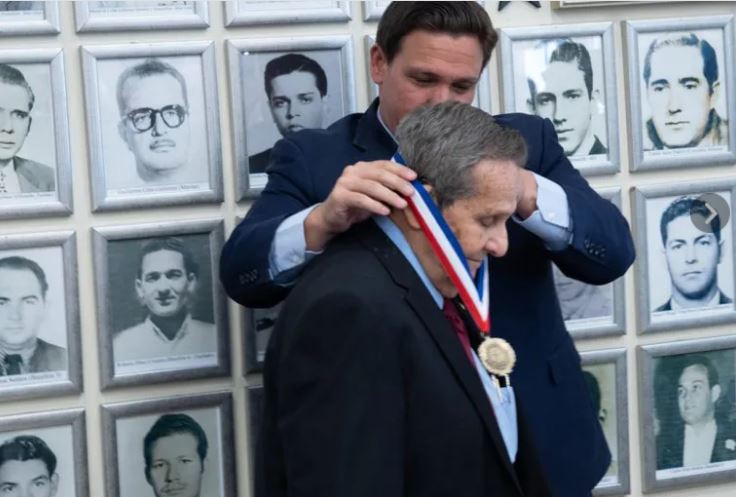 DeSantis otorgó medalla de la Libertad del Gobernador a Felix Rodríguez