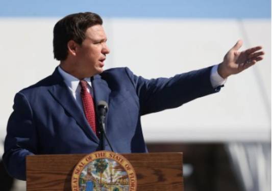DeSantis es comparado con un “coyote” tras supuestamente engañar a inmigrantes de Florida