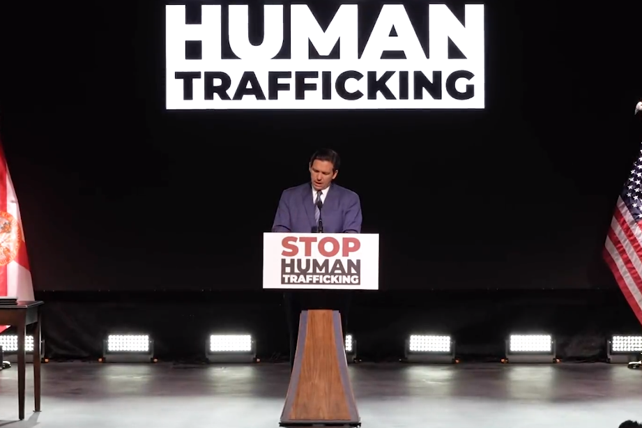 DeSantis refuerza penas por tráfico humano y suma apoyo a sus víctimas