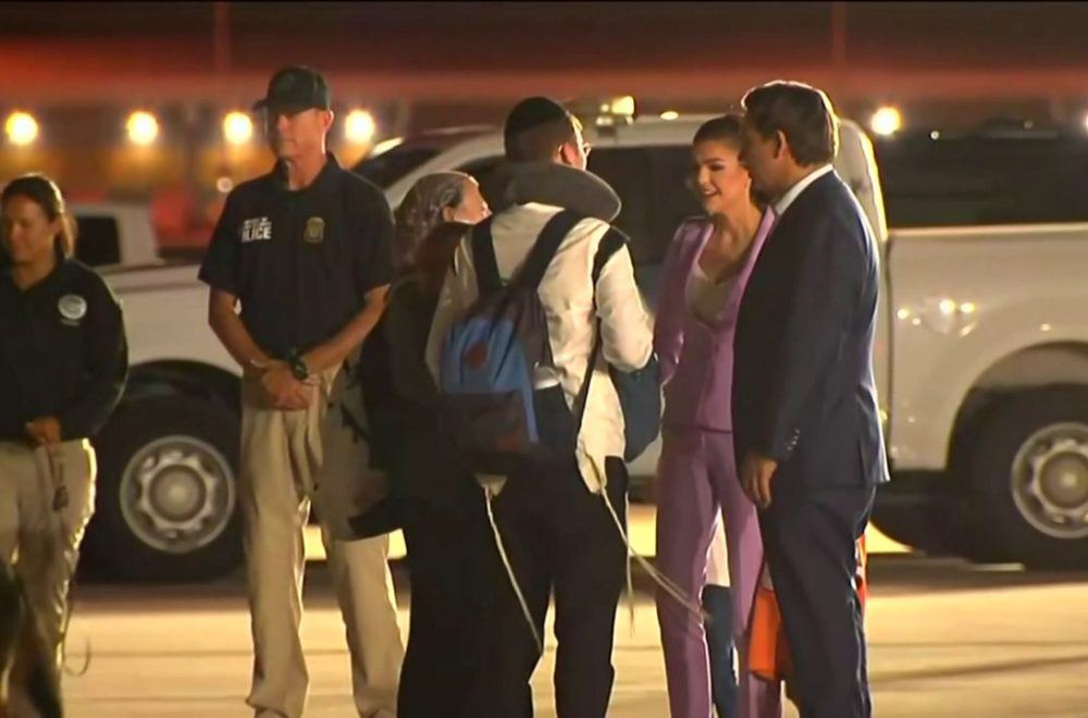 DeSantis recibe primer vuelo con rescatados de Israel en aeropuerto de Tampa