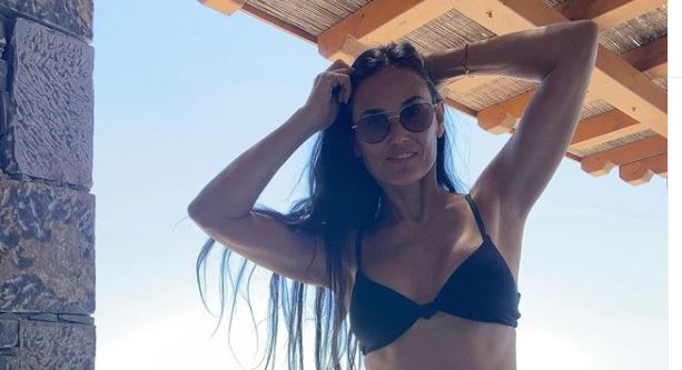 Demi Moore mostró su cuerpazo en bikini negro durante sus vacaciones en Grecia (+Fotos)