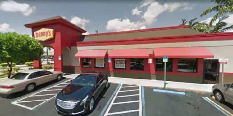 Cierran Denny’s y Victoria Bakery por “infestación de cucarachas y roedores”