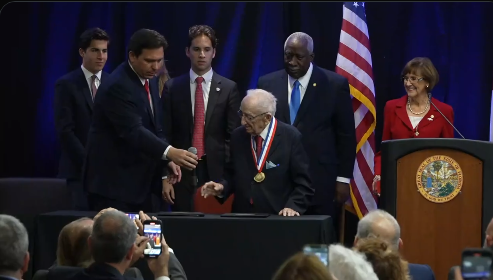 DeSantis otorga la Medalla de la Libertad a Benjamin Ferencz