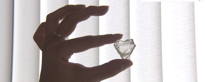 Encuentran diamante de más de 300 millones de años y con forma de corazón