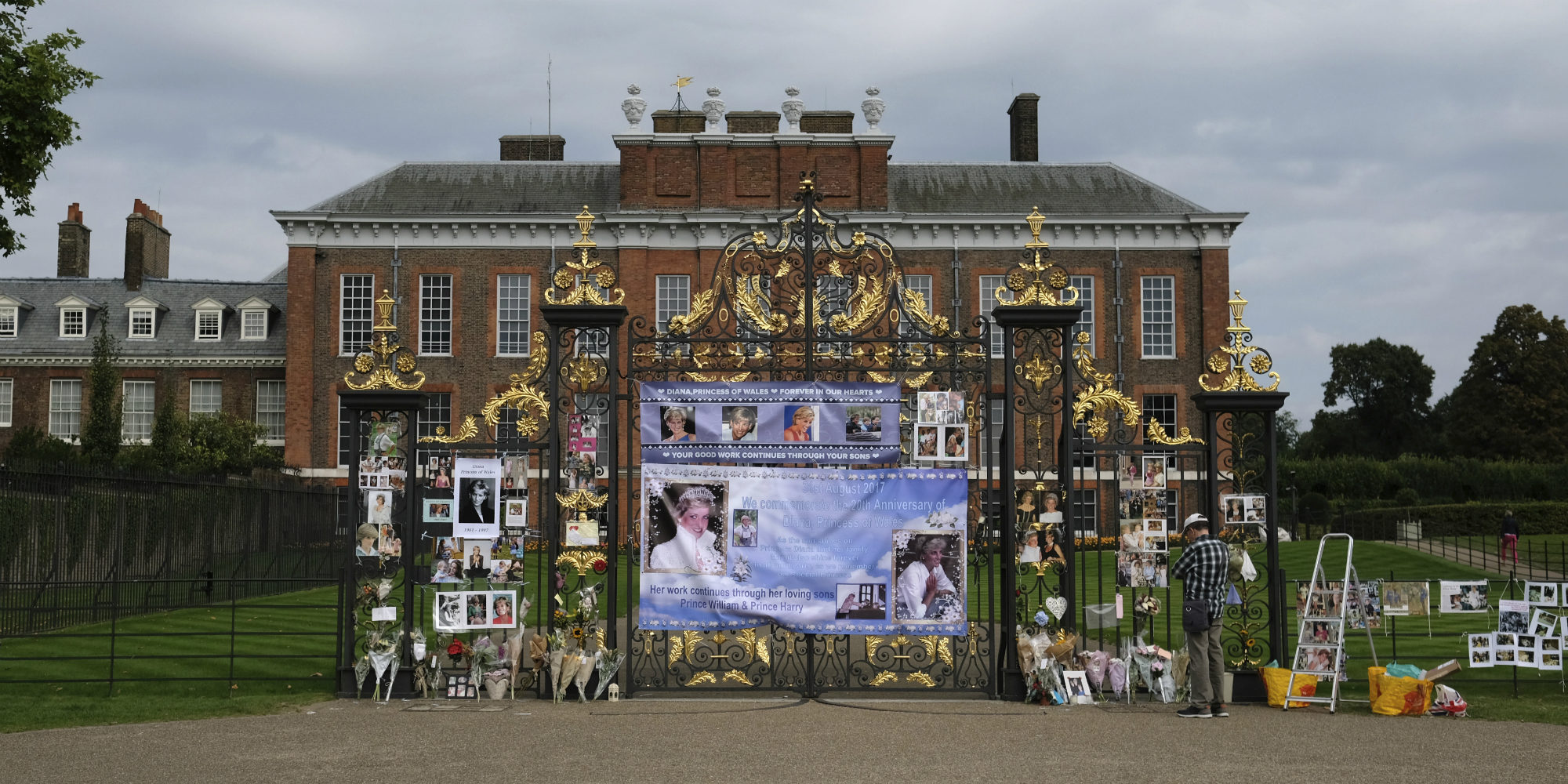 Flores y tarjetas en Kensington Garden para celebrar los 60 años de la Princesa Diana