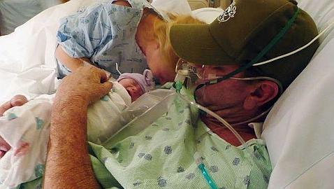 Adelantó el parto para que su marido con cáncer conozca a su bebé antes de morir